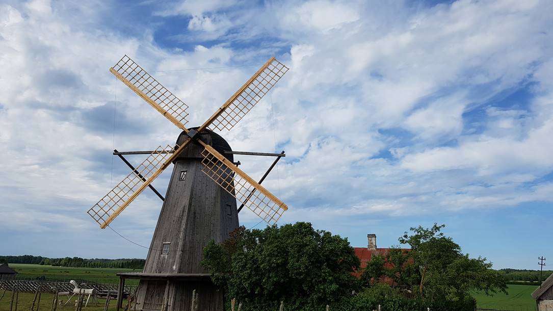 Ein Bild, das Himmel, Outdoorobjekt, draußen, Windmühle enthält.

Automatisch generierte Beschreibung
